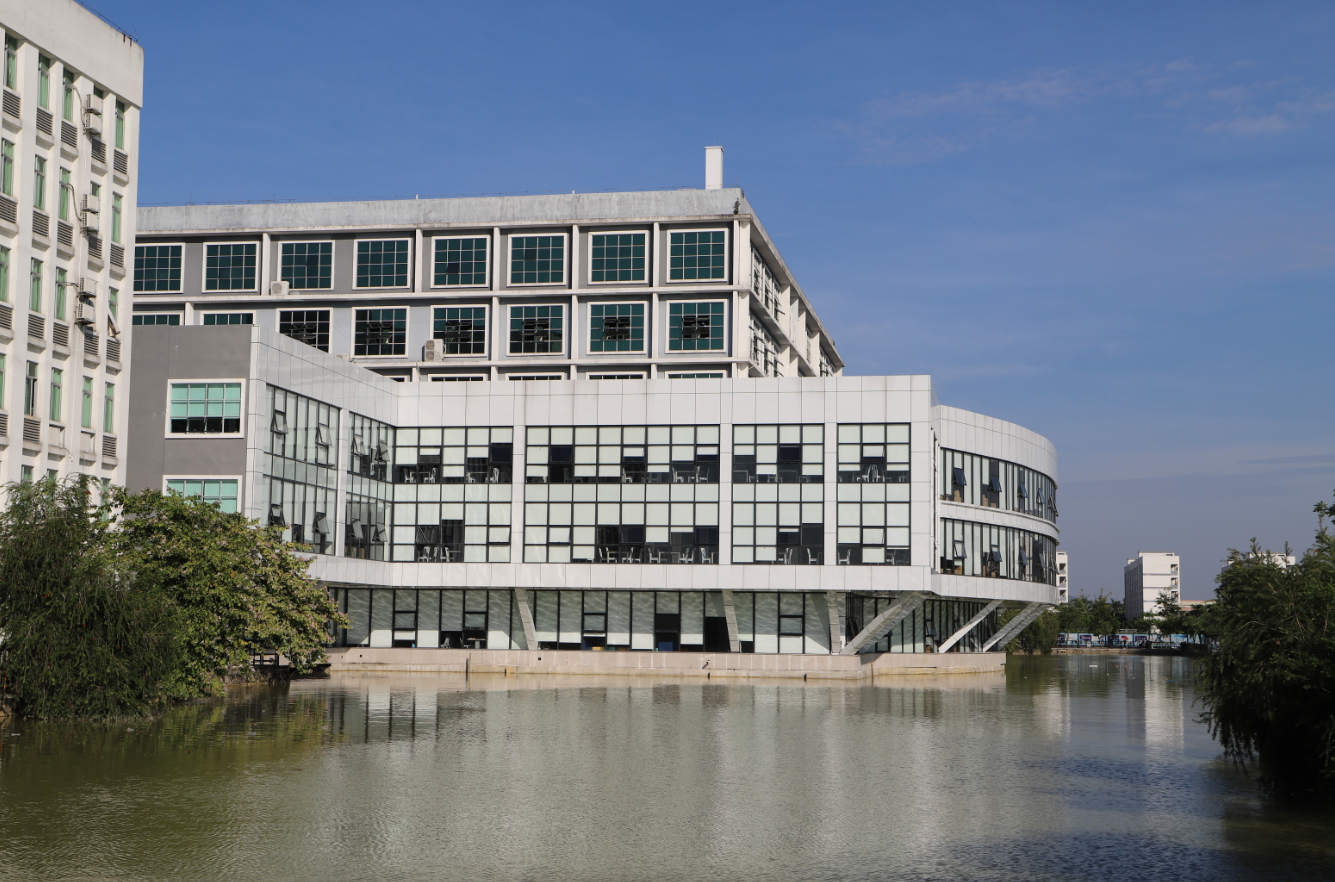 图书馆湖畔-欢迎光临广州工商学院