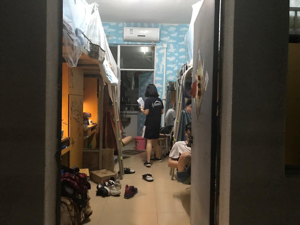 宿舍文明评比之联合扫楼-广州工商学院学生处
