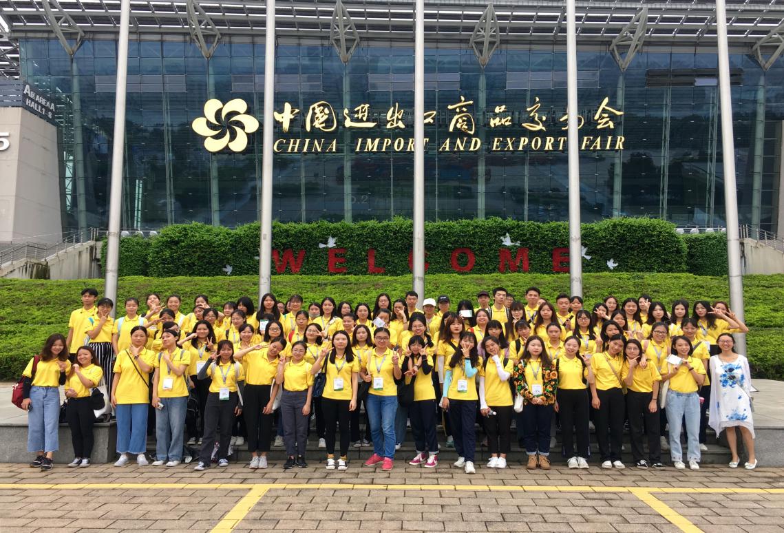 说明: 外语系学生参加2019年广州国际照明展实践活动