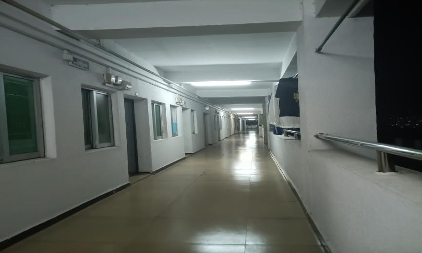 (图二为干净的学生宿舍走廊)