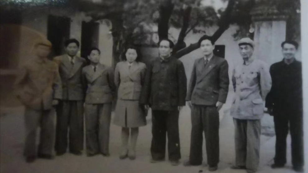 回馆长向观众展示其父亲珍藏的毛主席与毛岸英合影.jpg 回馆长向观众展示其父亲珍藏的毛主席与毛岸英合影.jpg