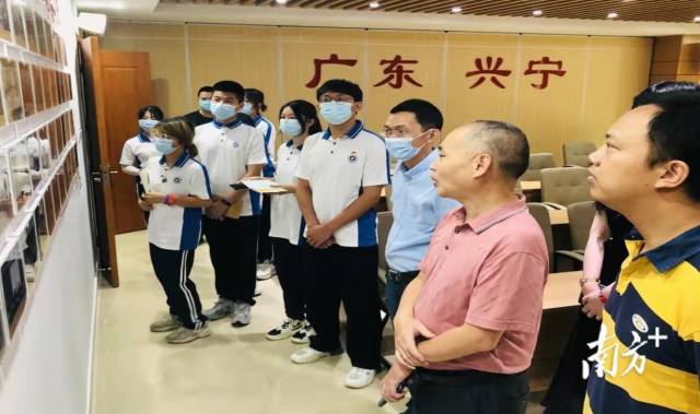 师生农技“轻骑兵”团队在兴宁市乡村振兴人才驿站参观学习。