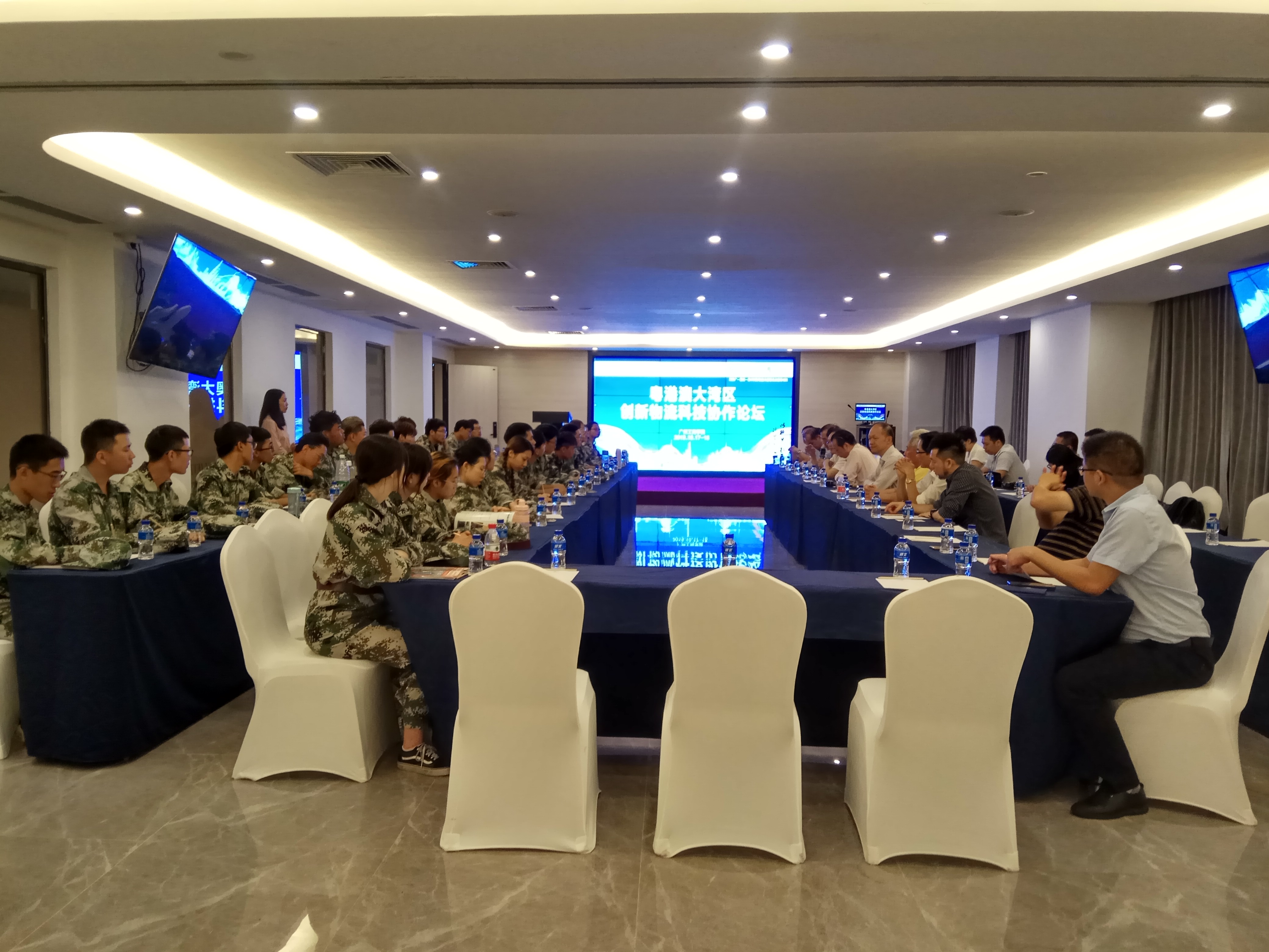 香港物流科技代表团集体为粤港澳大湾区智慧冷链产业学院学生开展现场指导-广州工商学院新闻网
