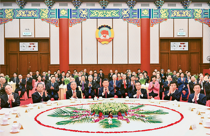 2021年12月31日,全国政协在北京举行新年茶话会。党和国家领导人习近平、李克强、汪洋、王沪宁、赵乐际、韩正、王岐山出席茶话会并观看演出。 新华社记者 燕雁/摄
