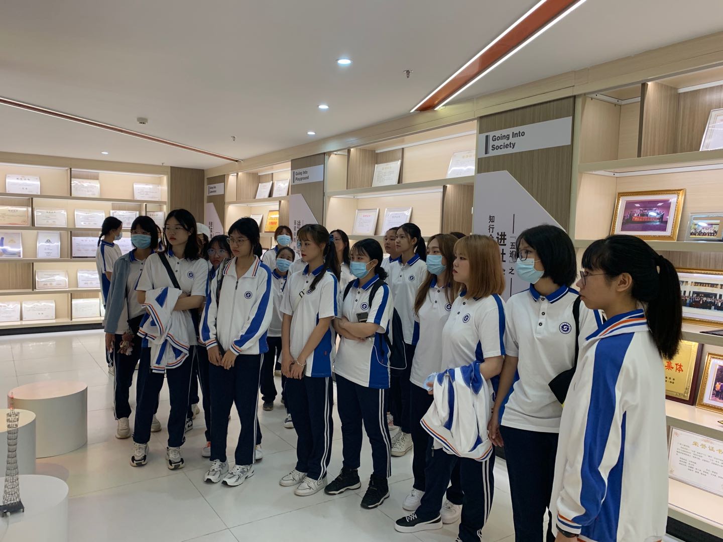 说明: E:\3图片资料\2020级入学教育-军训-三水校史馆照片\三水校史馆参观照片\微信图片_20201013103710.jpg 说明: E:\3图片资料\2020级入学教育-军训-三水校史馆照片\三水校史馆参观照片\微信图片_20201013103710.jpg