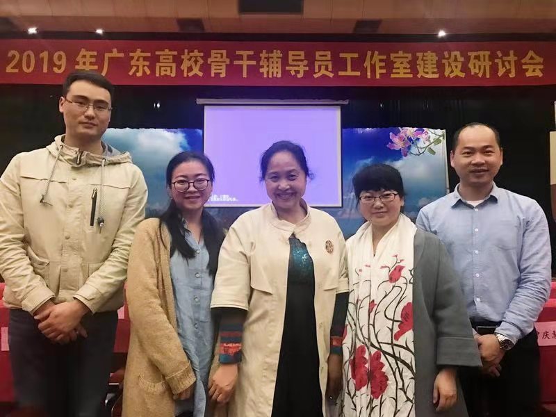 图1辅导员工作室成员与苏亚玲教授合影