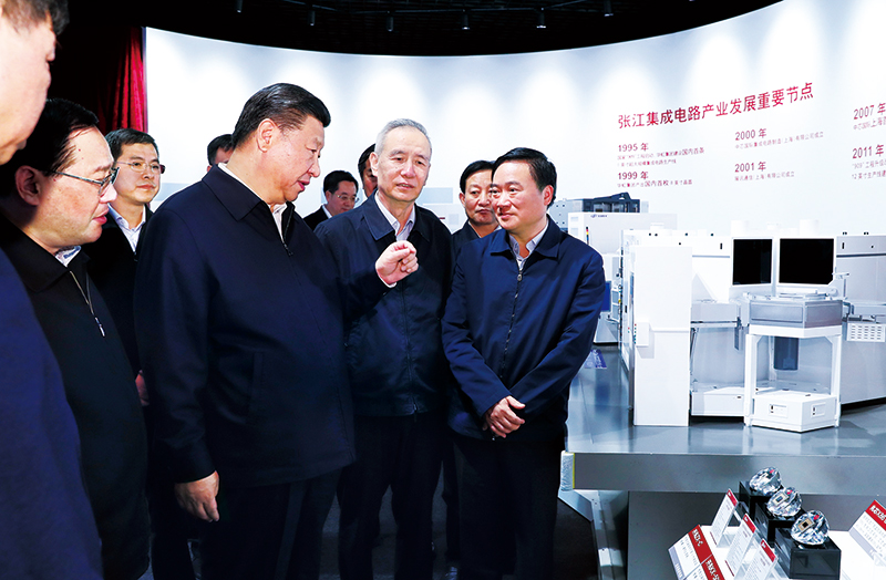 2018年11月6日至7日,中共中央总书记、国家主席、中央军委主席习近平在上海考察。这是6日下午,习近平在张江科学城展示厅考察,了解上海科技创新和科技成果转化情况。