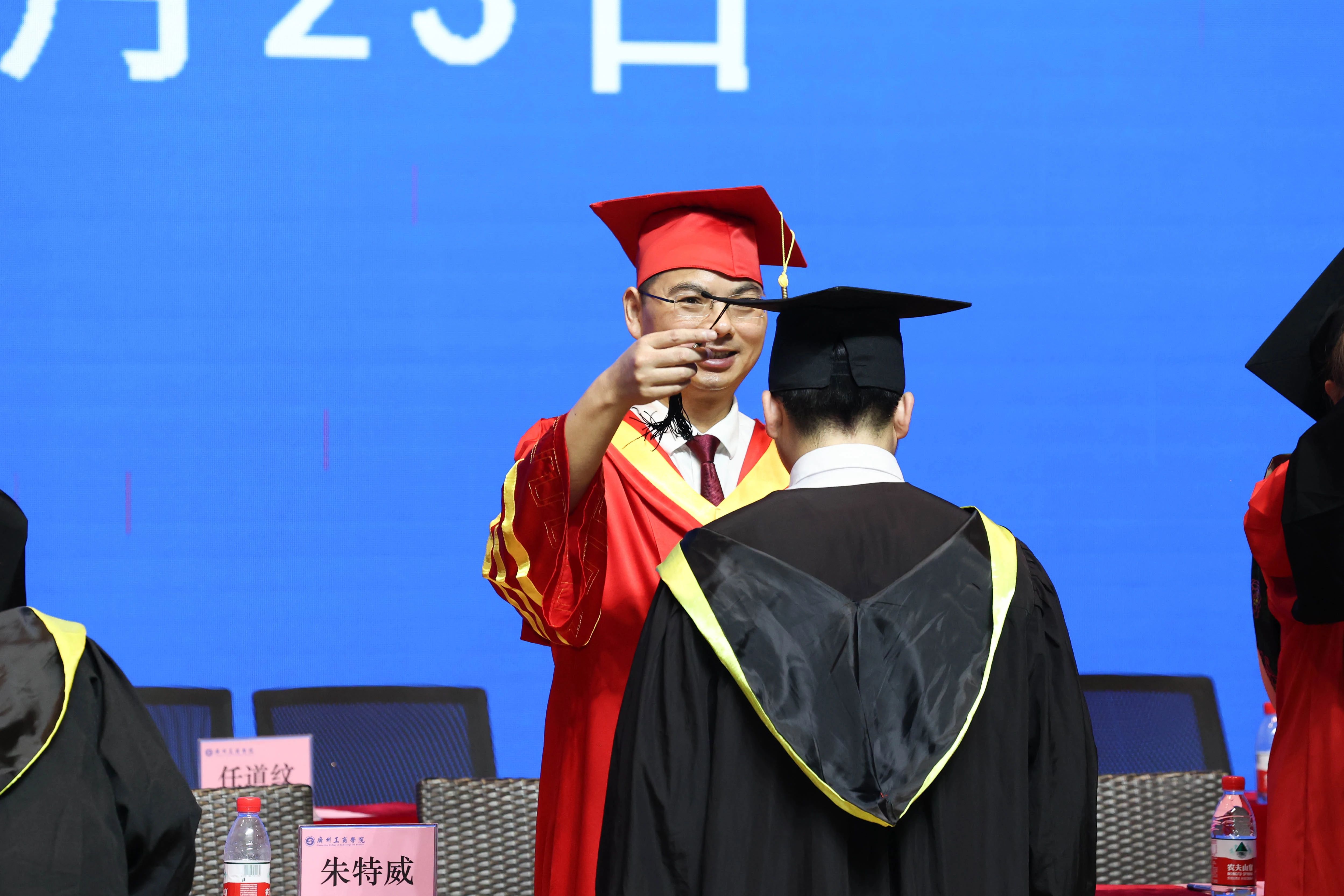广州工商学院举行毕业典礼 校长王日华寄语同学们要守护好激情和梦想-广州工商学院新闻网