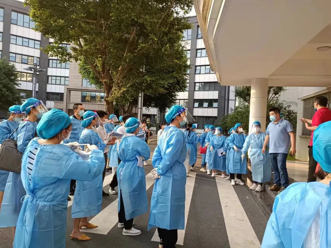 教职工人员携手成为“送餐团队” 广州工商学院供图.jpg 教职工人员携手成为“送餐团队” 广州工商学院供图.jpg