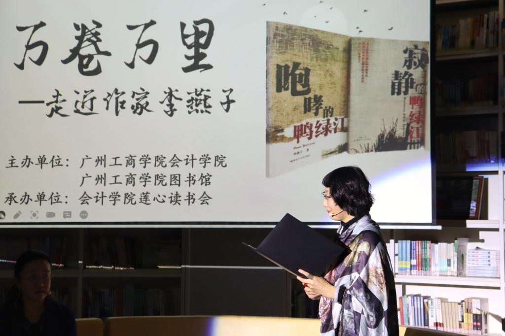 李老师向同学们朗诵代表作《寂静的鸭绿江》1.jpg 李老师向同学们朗诵代表作《寂静的鸭绿江》1.jpg