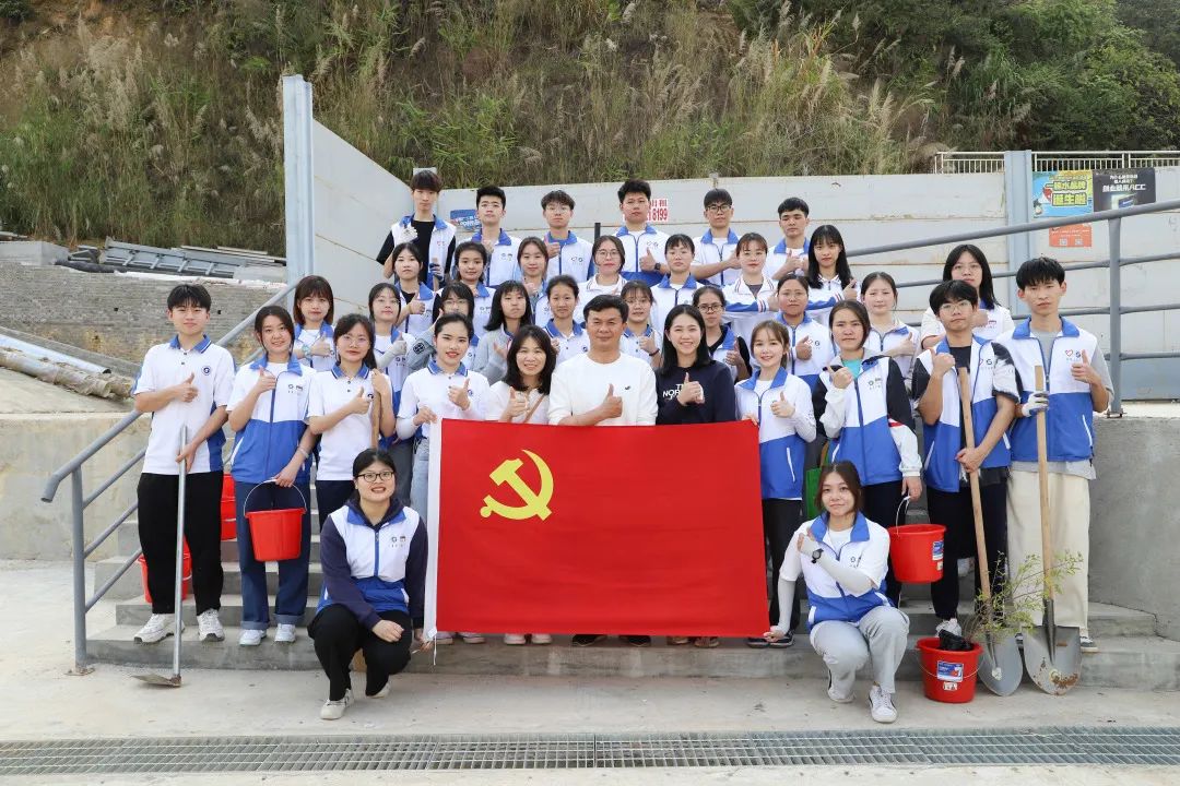 团委洪卫烈书记、严晓君老师、张欣老师带领与团学第二党支部的党员和青年团员大合照 广州工商学院供图.jpg 团委洪卫烈书记、严晓君老师、张欣老师带领与团学第二党支部的党员和青年团员大合照 广州工商学院供图.jpg