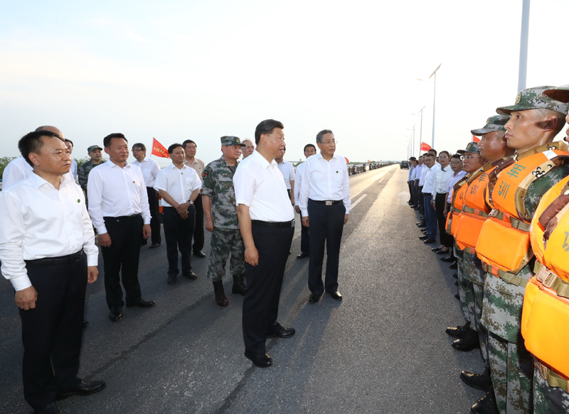 8月18日至21日，中共中央总书记、国家主席、中央军委主席习近平在安徽省考察。这是19日下午，习近平在合肥市肥东县十八联圩生态湿地蓄洪区巢湖大堤上，亲切看望慰问在防汛抗洪救灾斗争中牺牲同志的家属、防汛抗洪一线人员、先进典型代表和参加抗洪抢险的部队官兵。