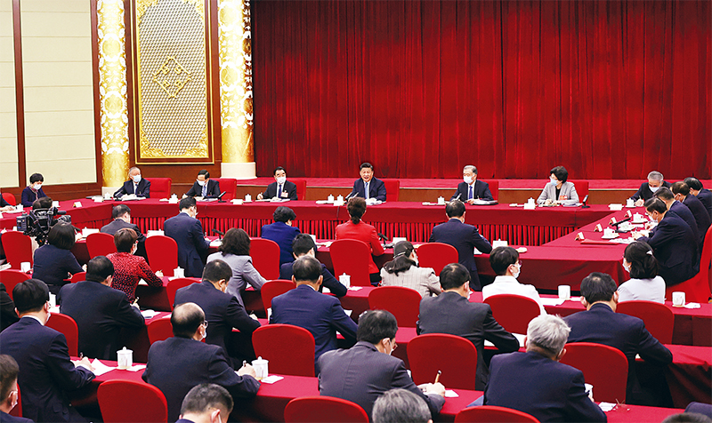 2022年3月6日,中共中央总书记、国家主席、中央军委主席习近平看望参加全国政协十三届五次会议的农业界、社会福利和社会保障界委员,并参加联组会,听取意见和建议。中共中央政治局常委、全国政协主席汪洋参加看望和讨论。 新华社记者 王晔/摄