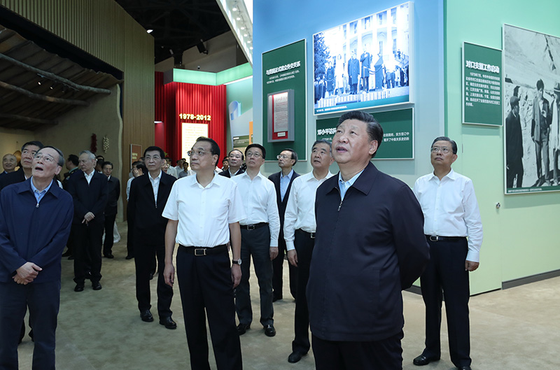 9月23日,党和国家领导人习近平、李克强、汪洋、王沪宁、赵乐际、韩正、王岐山等在北京展览馆参观“伟大历程 辉煌成就——庆祝中华人民共和国成立70周年大型成就展”。新华社记者 鞠鹏 摄