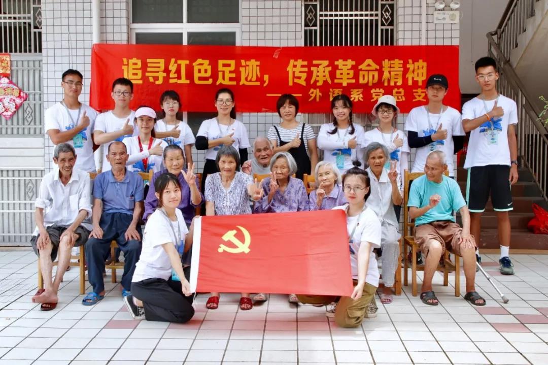 外语系-蓝精灵-探访敬老院.jpg