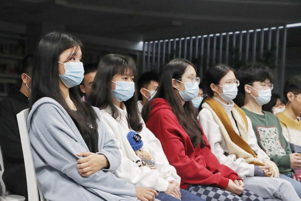 李老师向同学们朗诵代表作《寂静的鸭绿江》.jpg 李老师向同学们朗诵代表作《寂静的鸭绿江》.jpg