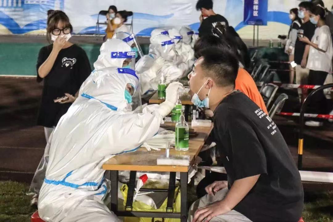 核酸现场秩序井然 广州工商学院供图.jpg 核酸现场秩序井然 广州工商学院供图.jpg