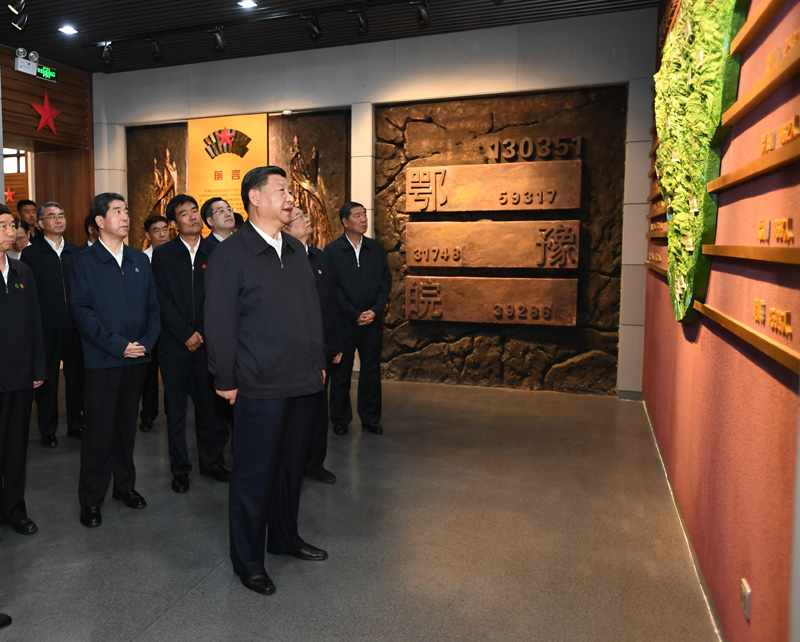 9月16日至18日,中共中央总书记、国家主席、中央军委主席习近平在河南考察。这是16日下午,习近平来到位于信阳市新县的鄂豫皖苏区首府烈士陵园,瞻仰革命烈士纪念堂。 新华社记者 谢环驰 摄