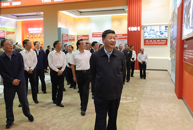 9月23日,党和国家领导人习近平、李克强、汪洋、王沪宁、赵乐际、韩正、王岐山等在北京展览馆参观“伟大历程 辉煌成就——庆祝中华人民共和国成立70周年大型成就展”。新华社记者 鞠鹏 摄