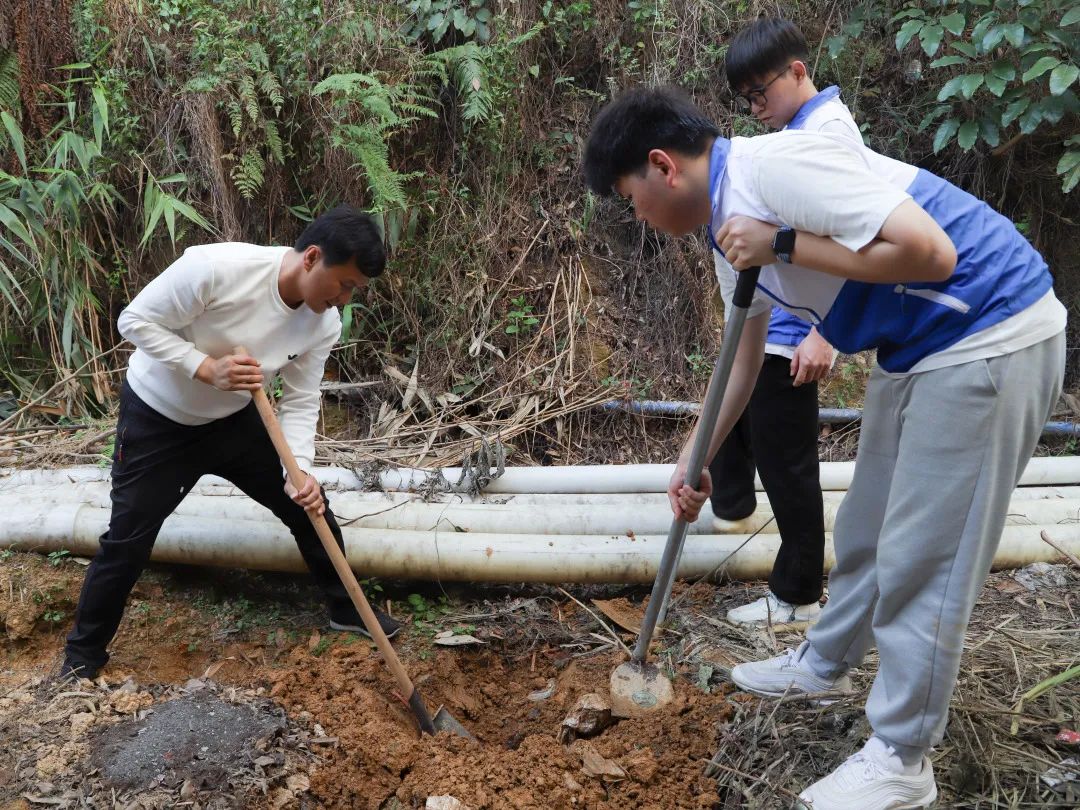 紧密协作,植此青绿 广州工商学院供图.jpg 紧密协作,植此青绿 广州工商学院供图.jpg