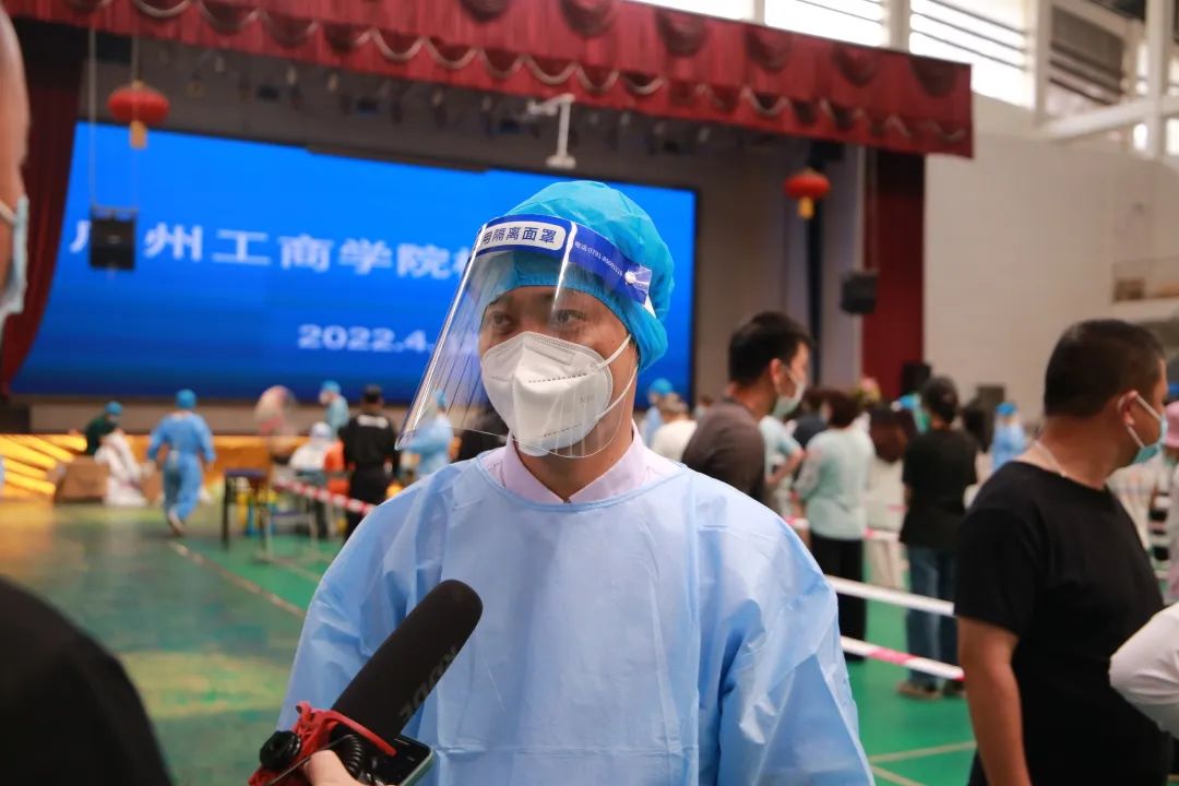 采访党员教师志愿者 广州工商学院供图.jpg 采访党员教师志愿者 广州工商学院供图.jpg