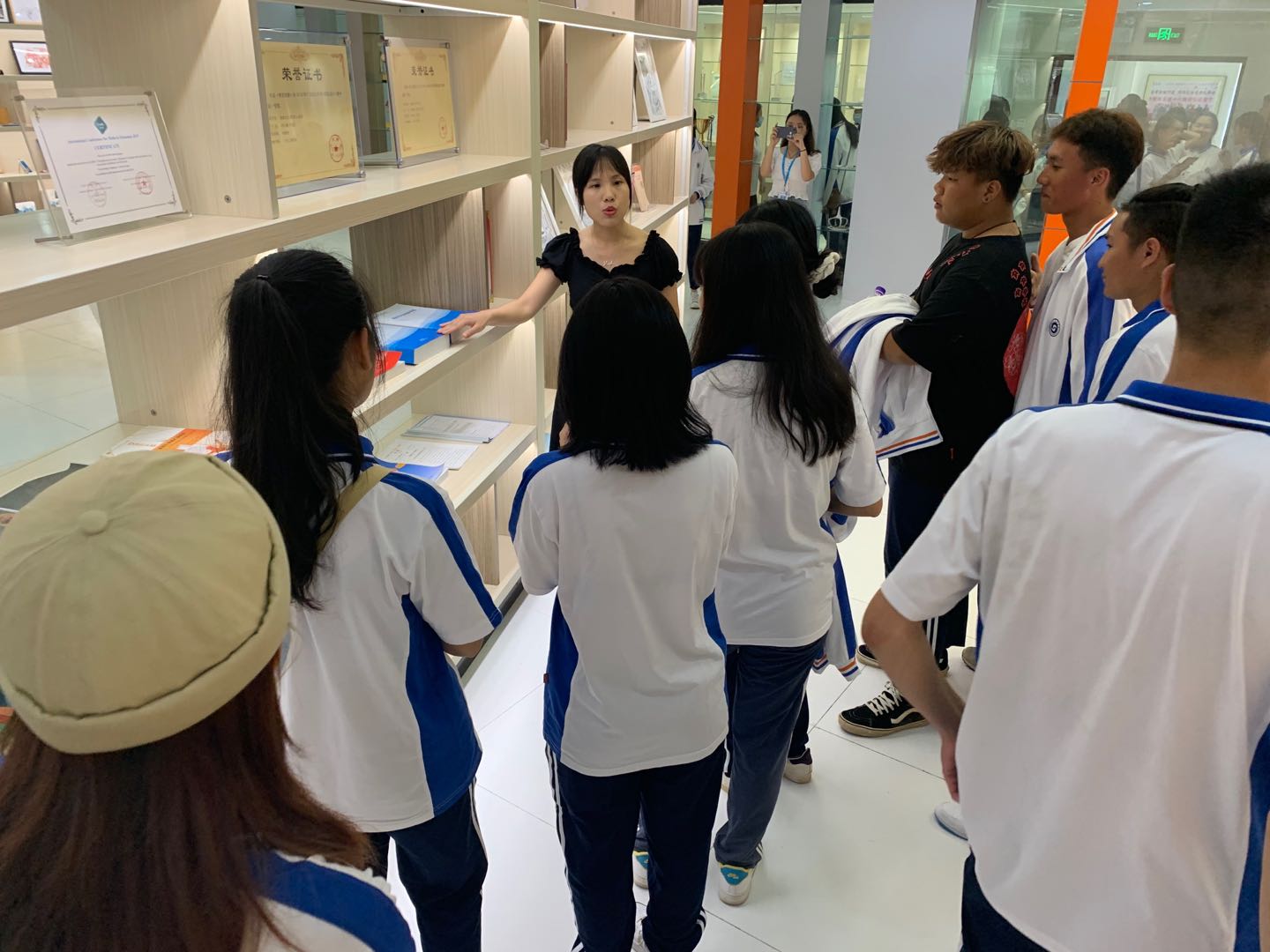 说明: E:\3图片资料\2020级入学教育-军训-三水校史馆照片\三水校史馆参观照片\微信图片_20201013103702.jpg 说明: E:\3图片资料\2020级入学教育-军训-三水校史馆照片\三水校史馆参观照片\微信图片_20201013103702.jpg
