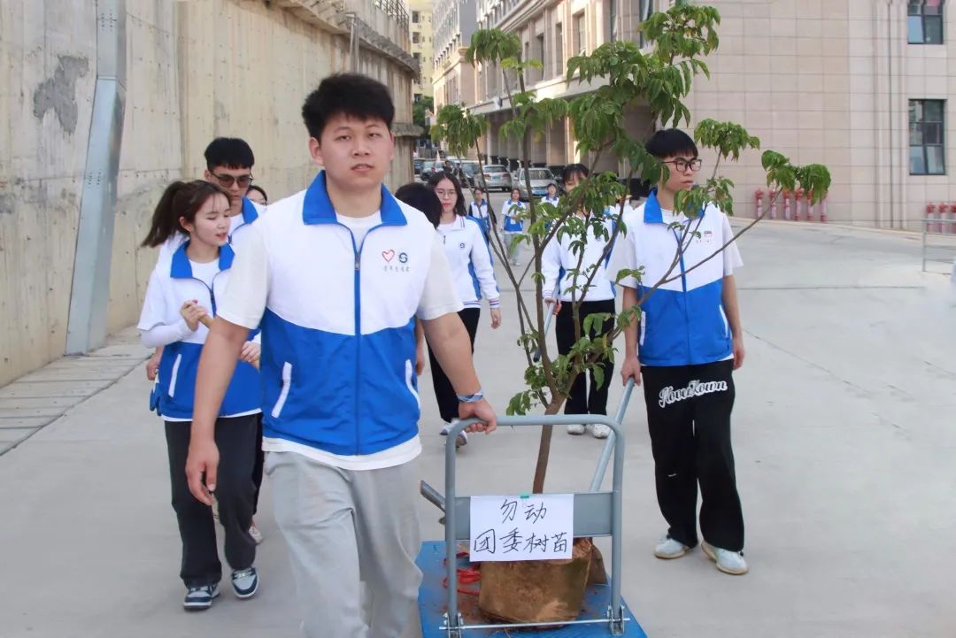 植树节活动在花都校区校园内开展 广州工商学院供图.jpg 植树节活动在花都校区校园内开展 广州工商学院供图.jpg