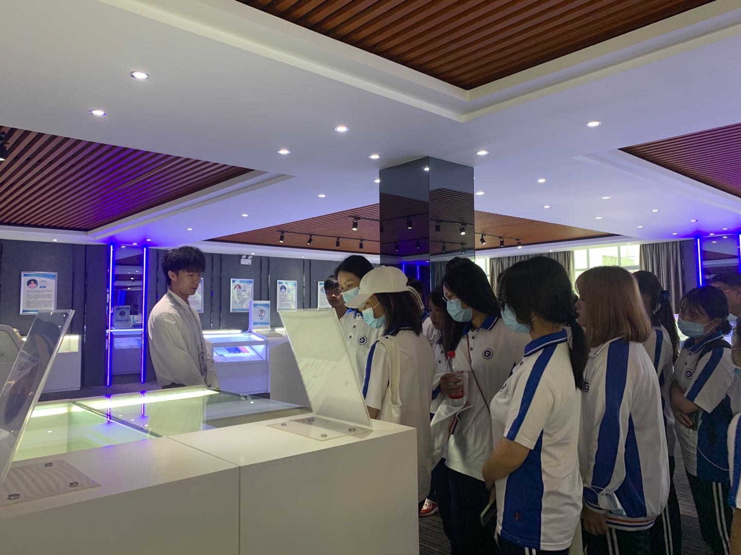 说明: E:\3图片资料\2020级入学教育-军训-三水校史馆照片\三水校史馆参观照片\微信图片_20201013103653.jpg 说明: E:\3图片资料\2020级入学教育-军训-三水校史馆照片\三水校史馆参观照片\微信图片_20201013103653.jpg