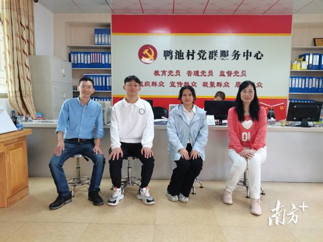 师生农技“轻骑兵”团队在兴宁鸭池村党群服务中心。