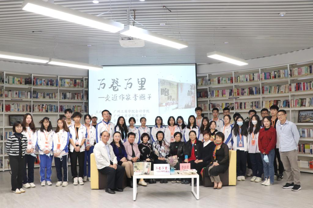 “万卷万里”读书活动嘉宾与工作人员合影.jpg “万卷万里”读书活动嘉宾与工作人员合影.jpg