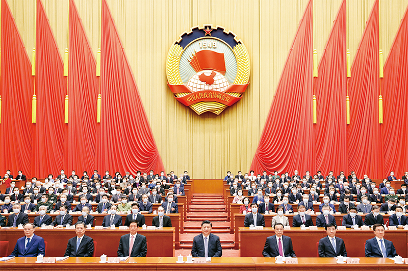 2022年3月4日,中国人民政治协商会议第十三届全国委员会第五次会议在北京人民大会堂开幕。这是习近平、李克强、栗战书、王沪宁、赵乐际、韩正、王岐山在主席台就座,汪洋代表政协第十三届全国委员会常务委员会向大会报告工作。 新华社记者 黄敬文/摄