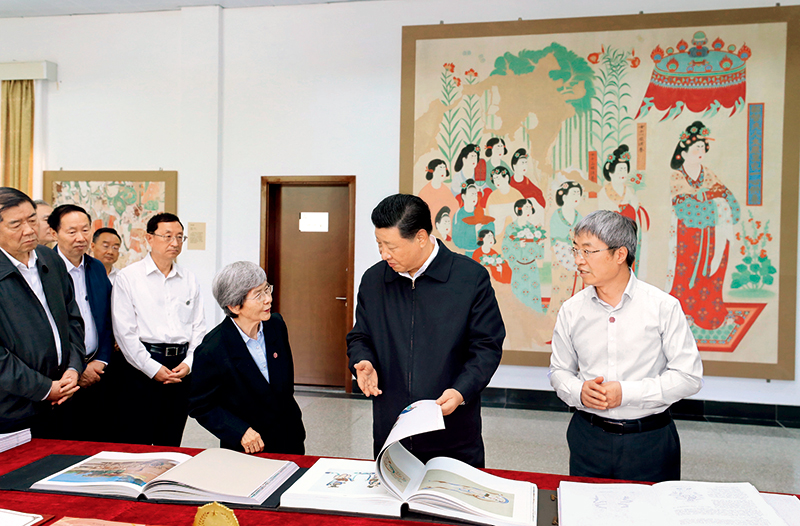 2019年8月19日至22日,中共中央总书记、国家主席、中央军委主席习近平在甘肃考察。这是19日下午,习近平在敦煌研究院察看珍藏文物和学术成果展示,了解文物保护和研究、弘扬优秀历史文化情况。 新华社记者 鞠鹏/摄